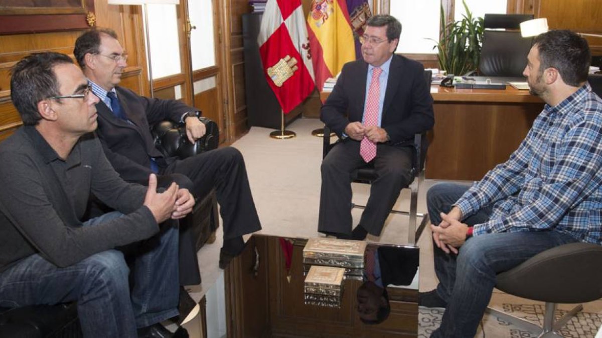 De izquierda a derecha, Fidel Velasco, Miguel Ángel Benavente, César Rico y Roberto Gómez (de espaldas).-FOTOS: ICAL