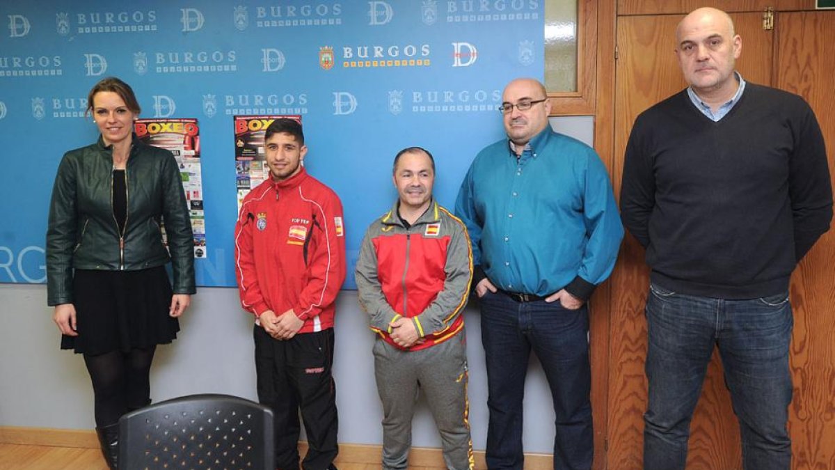 Samuel Carmona y Rafa Lozano posan con los organizadores, ayer, en la presentación de la velada.-ISRAEL L. MURILLO