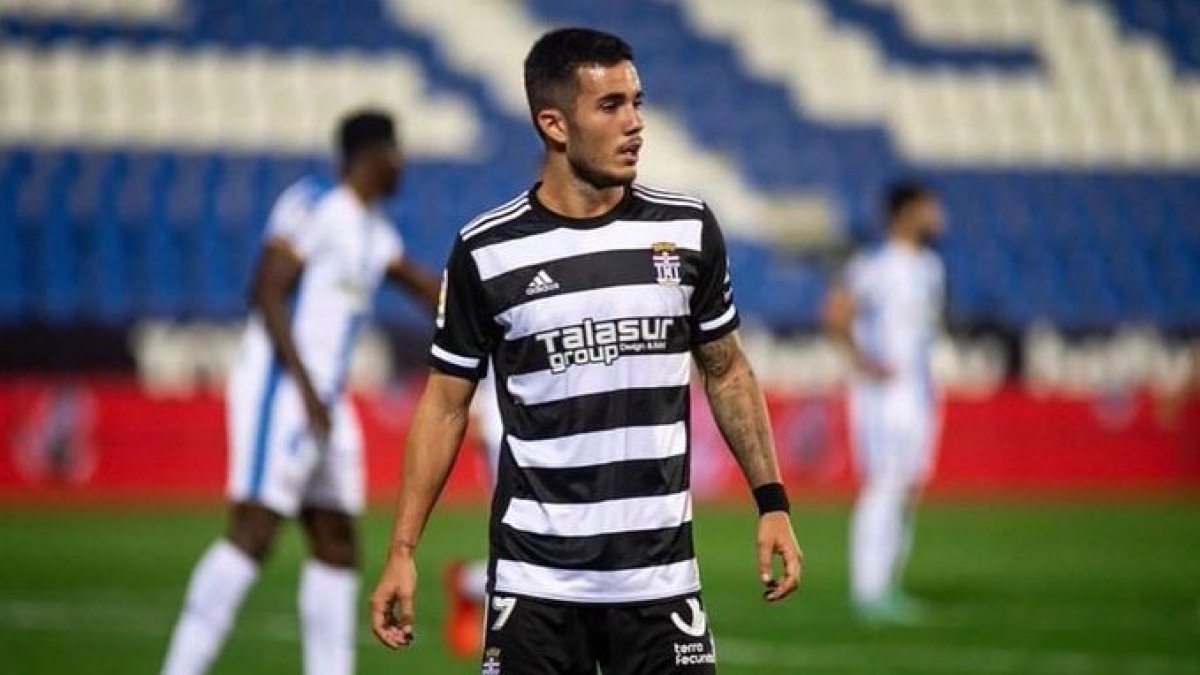 Simón Moreno, con la camiseta del Cartagena. TWITTER / @FCCARTAGENA_EFS