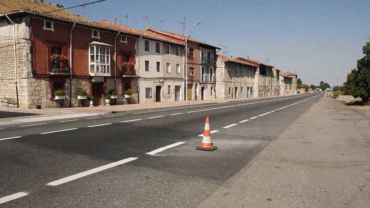 El bache ‘rebelde’ de Monasterio se localiza en el carril con sentido a Miranda.-G. G.