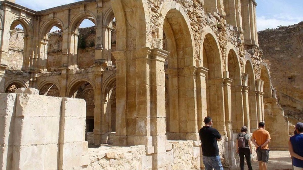 El monasterio recibe miles de visitas cada temporada a las que se suman quienes vienen a disfrutar de conciertos y actividades.  M. M.