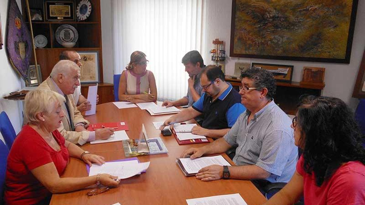 Imagen de la reunión celebrada ayer en el Ayuntamiento de Aranda.-L. V.