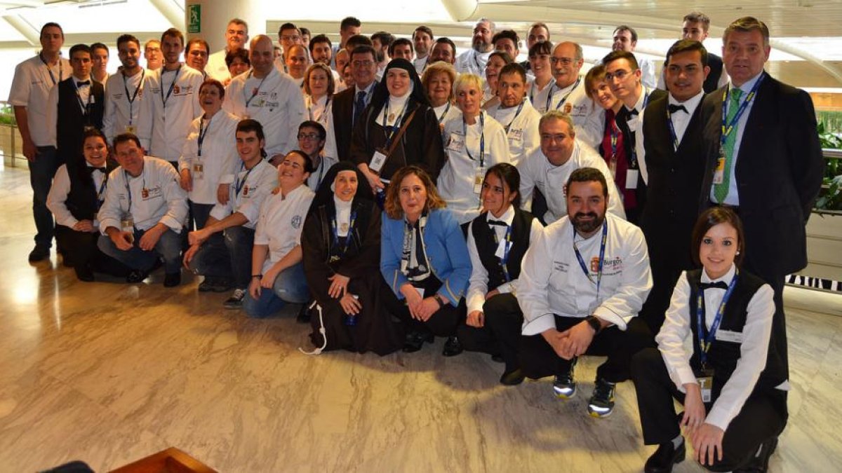 Las autoridades posan con la delegación burgalesa de productores, cocineros y sumilleres.-ECB