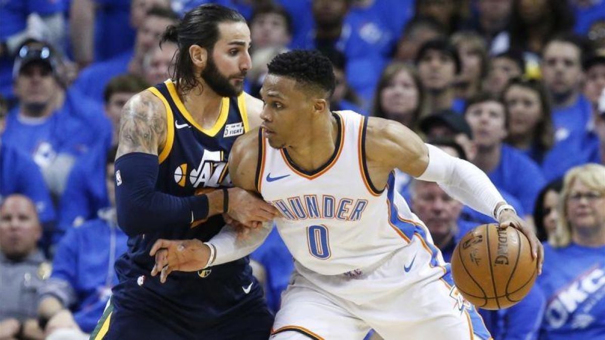Ricky Rubio defiende a Westbrook en el partido de los Jazz ante los Thunder.-AP / SUE OGROCKI