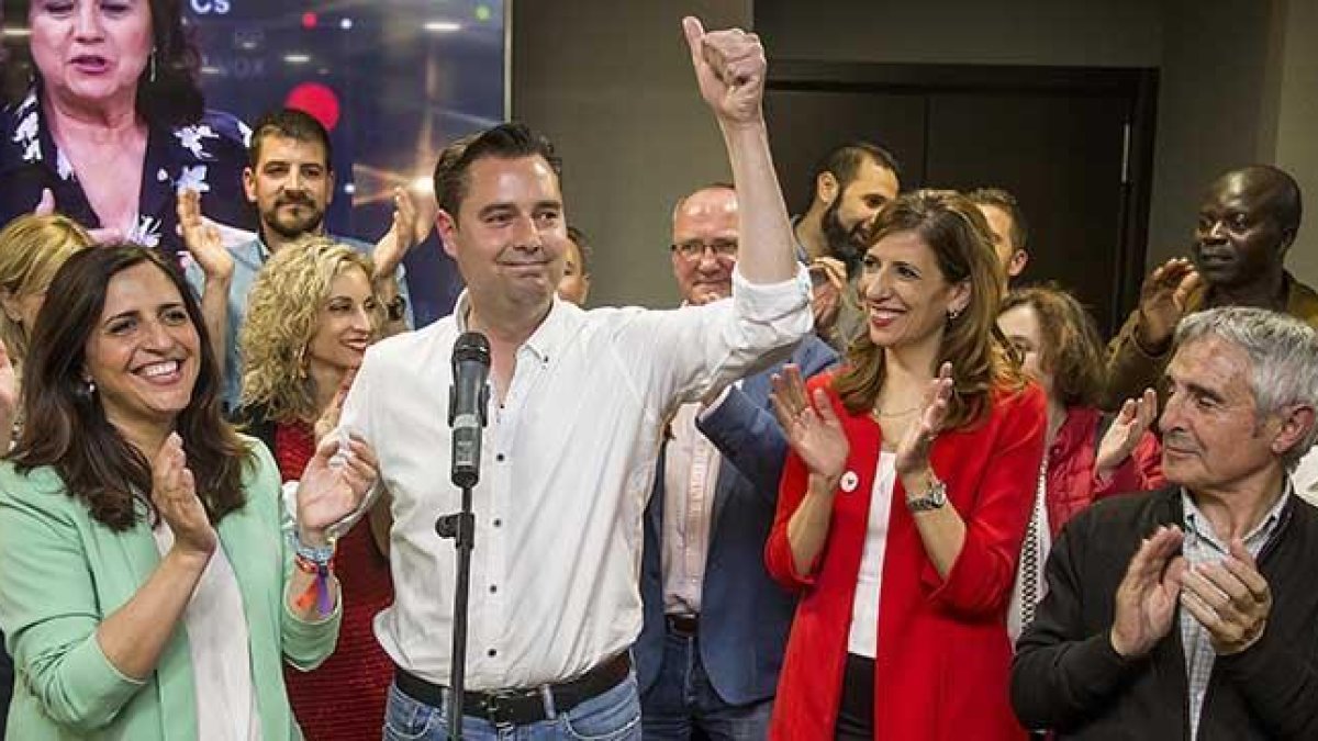 De la Rosa celebra el resultado electoral en compañía de Esther Peña y Nuria Barrio.-SANTI OTERO