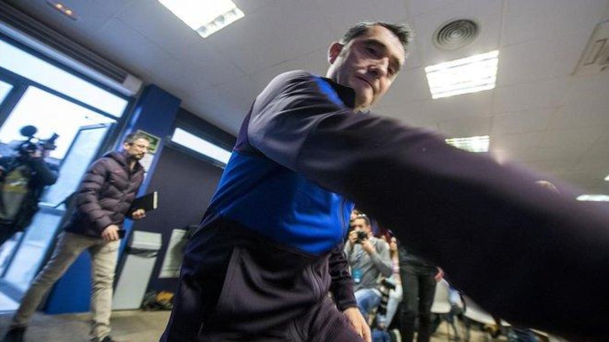 Ernesto Valverde se dirige, hoy, a la mesa de la conferencia de prensa en la Ciudad Deportiva Joan Gamper.-JORDI COTRINA