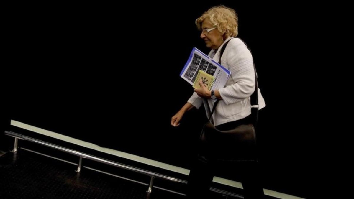 Manuela Carmena llega al Foro por la Paz, en Madrid.-JUANJO MARTÍN