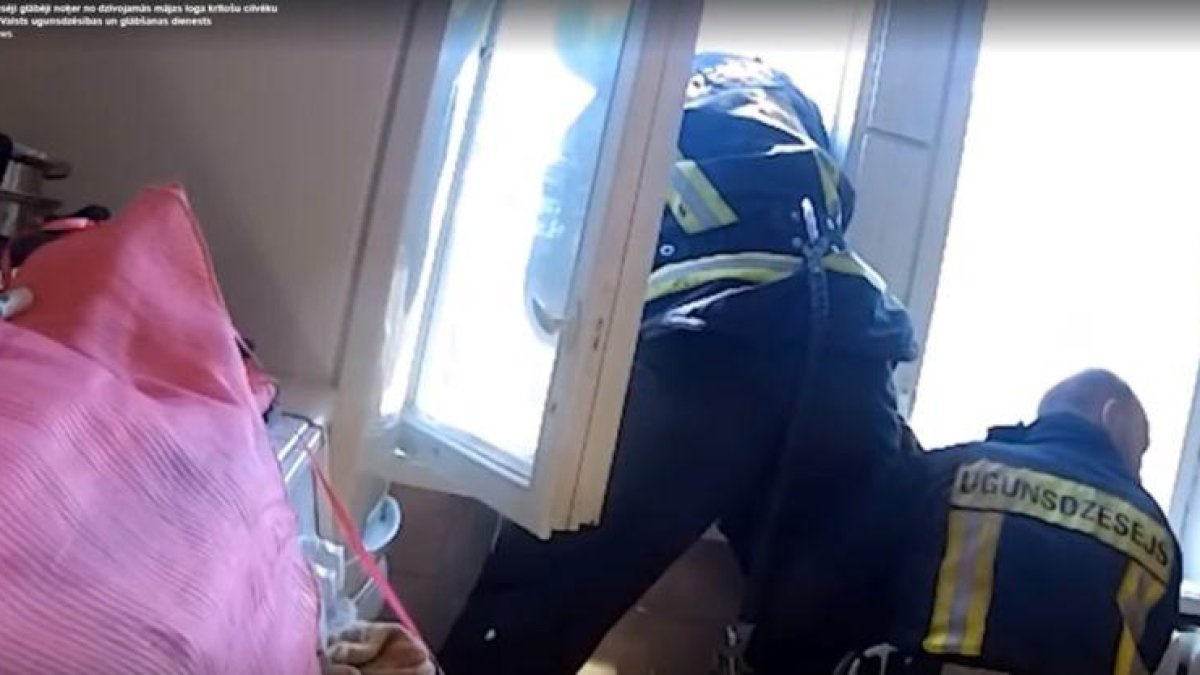 Momento en que los bomberos agarran en el aire a una persona que se arrojó desde un cuarto piso.-EL PERIÓDICO
