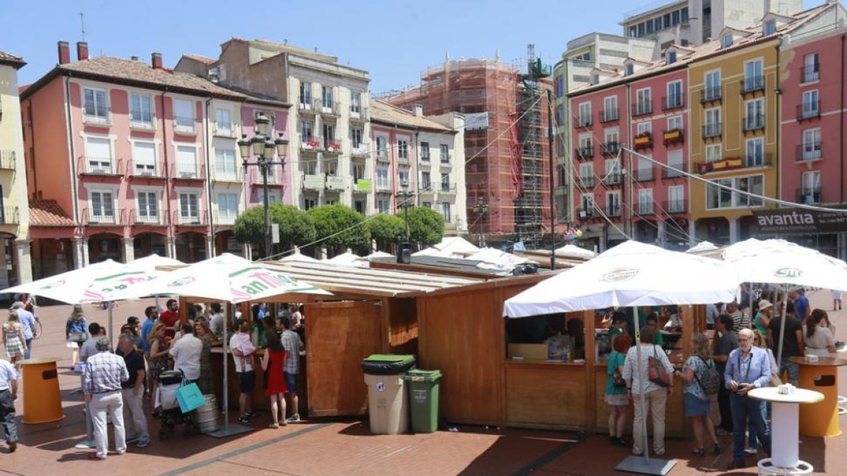 Casetas de la feria ubicadas en la Plaza Mayor en una imagen de archivo.-RAÚL G. OCHOA