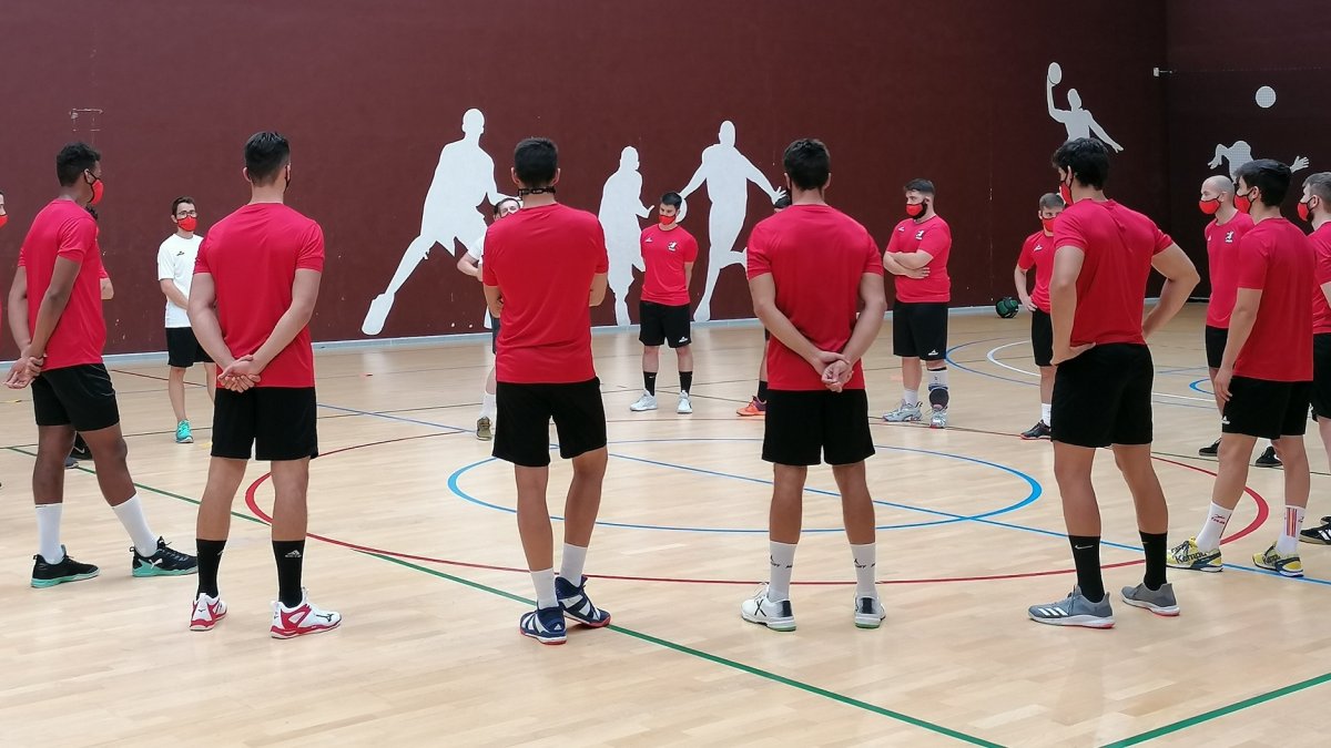 Charla de la plantilla del UBU San Pablo Burgos durante un entrenamiento. BM BURGOS