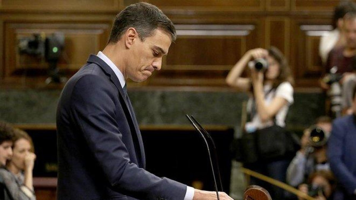 Pedro Sánchez, en la última jornada de la investidura.-DAVID CASTRO