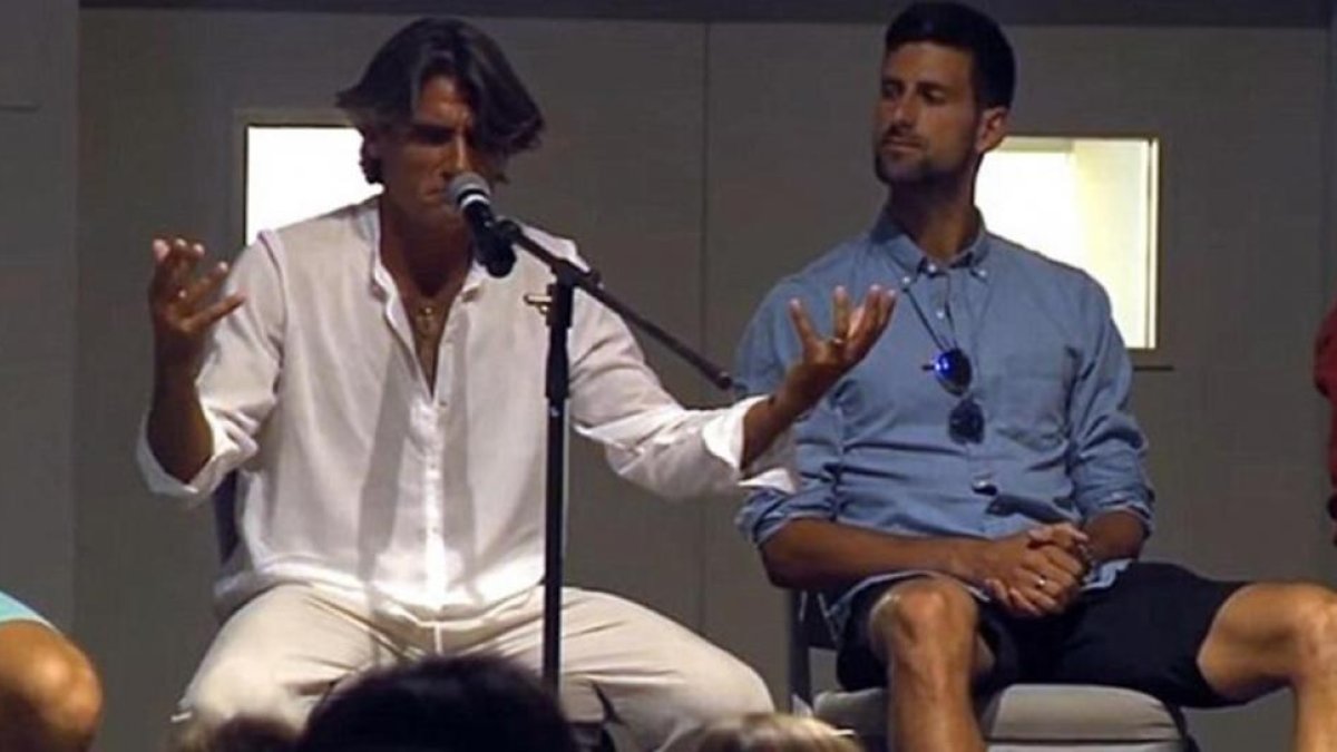 Pepe Imaz (izquierda) y Novak Djokovic, en una charla espiritual en Marbella.-BEN JONES