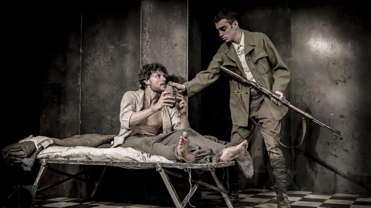 Daniel Grao (i.), nominado a Actor Protagonista, y Nacho Sánchez interpretan ‘La piedra oscura’, con escenografía de Elisa Sanz.-
