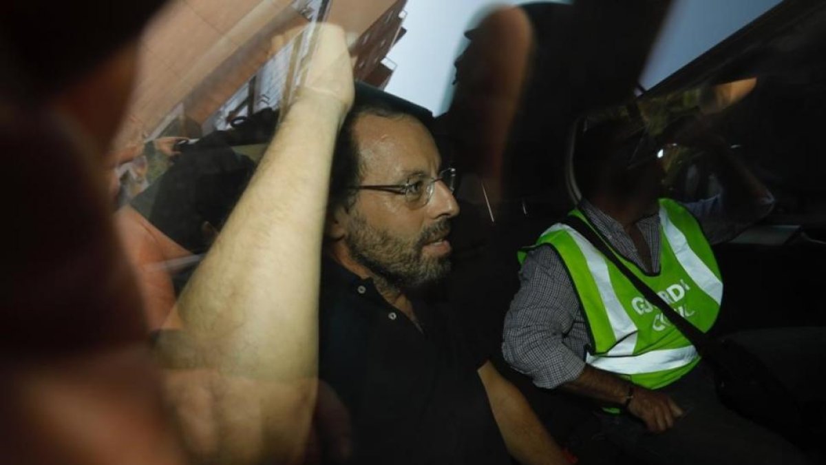 Sandro Rosell, durante su salida de su domicilio de Barcelona en un coche policial.-FERRAN NADEU