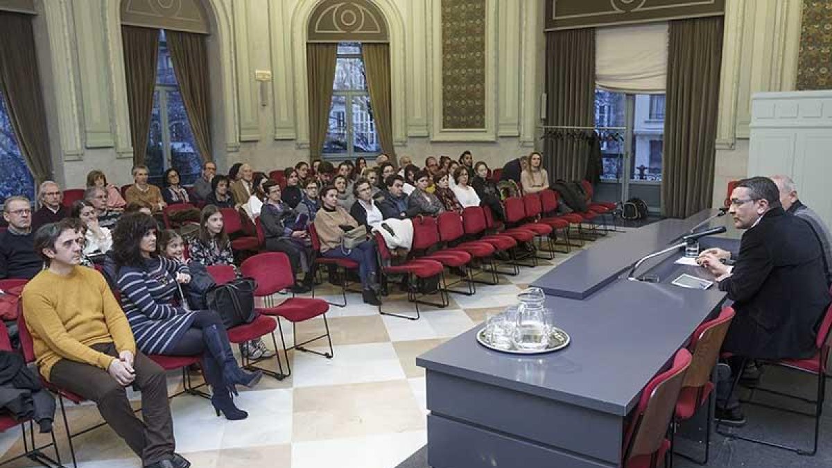 Ignacio de Miguel se dirige al público asistente a la charla celebrada en la Sala Polisón.-Santi Otero