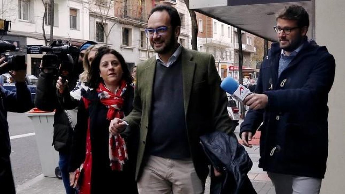 Antonio Hernando, en diciembre, ante la sede madrileña del PSOE.-