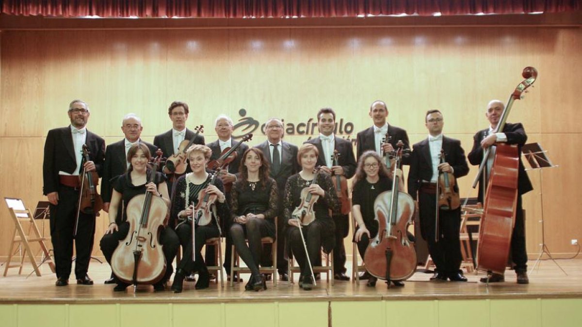Foto de familia de la Orquesta de Cámara Santa Cecilia del Círculo Católico.-
