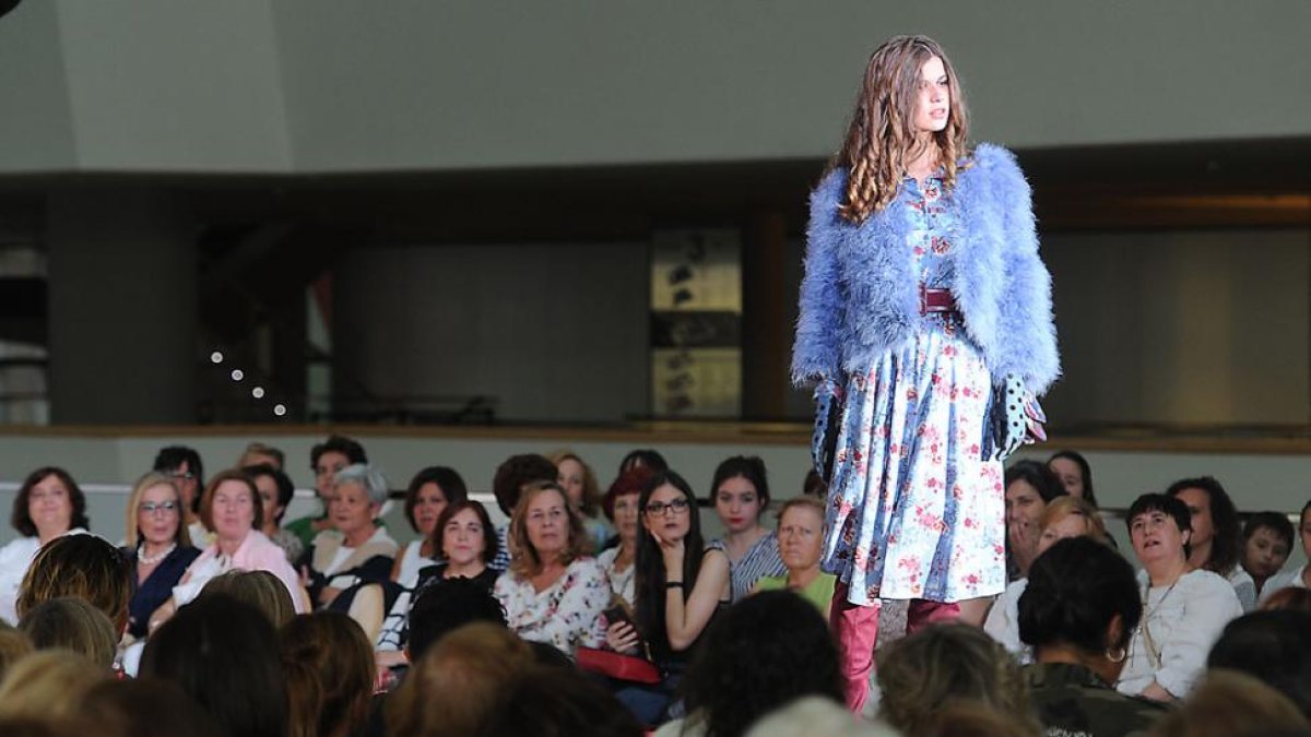 Los estampados florales y las botas mosqueteras serán protagonistas.-ISRAEL L. MURILLO