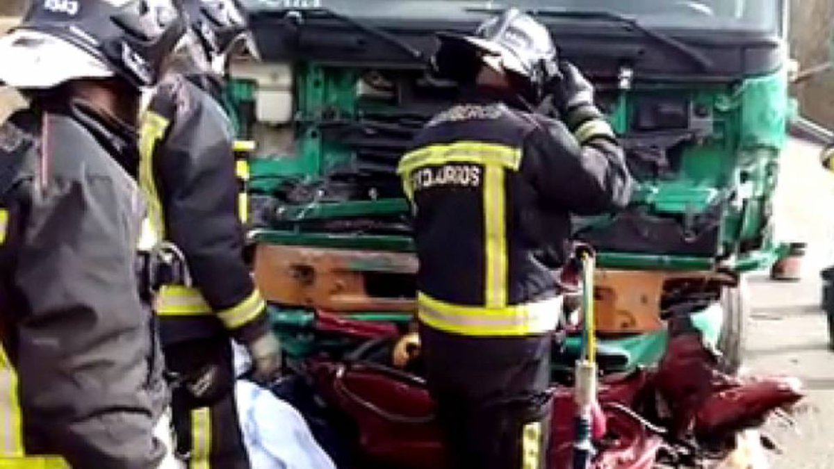 Bomberos de Burgos durante la intervención.-YOUTUBE