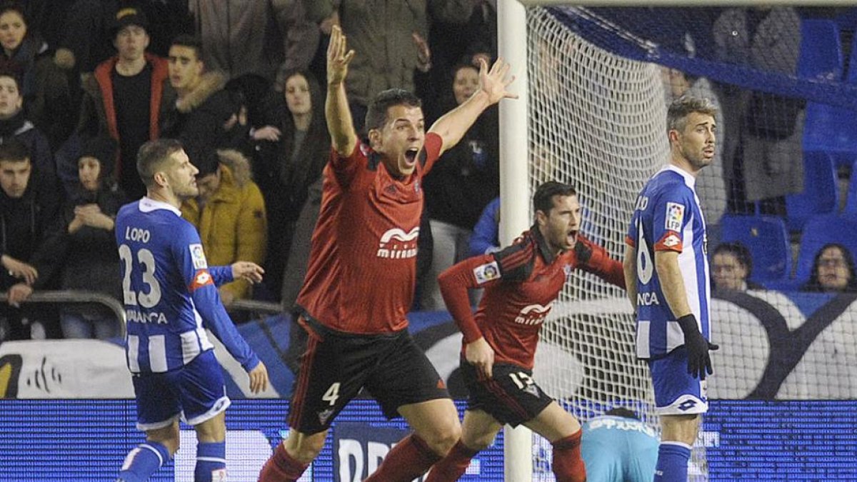 Lázaro (en primer término)y Moreno (al fondo) celebran uno de los goles delMirandés en Riazor-LAOPINIÓNDELACORUÑA