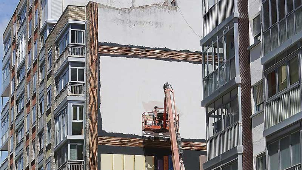 El mural que enlucirá la medianera de la calle Grandmontagne está ya en ejecución.-RAÚL OCHOA