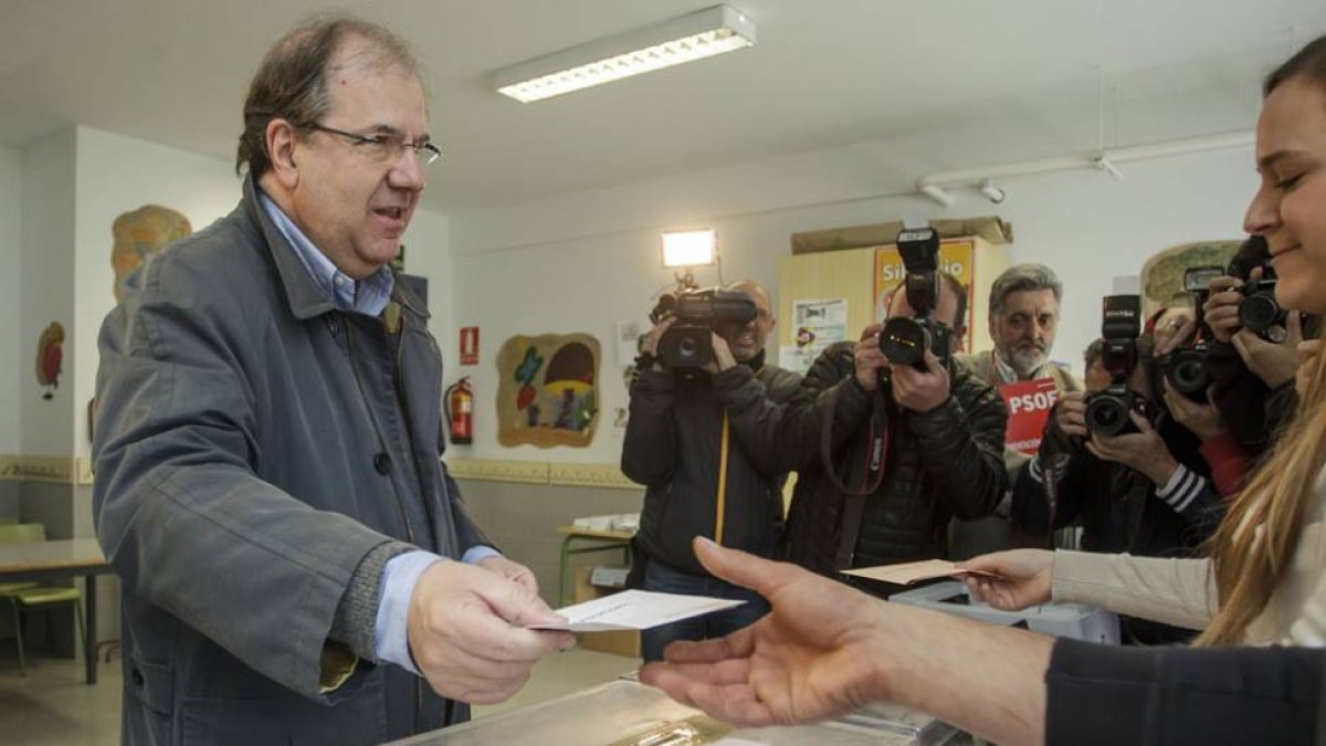 Juan Vicente Herrera deposita su voto-SANTI OTERO