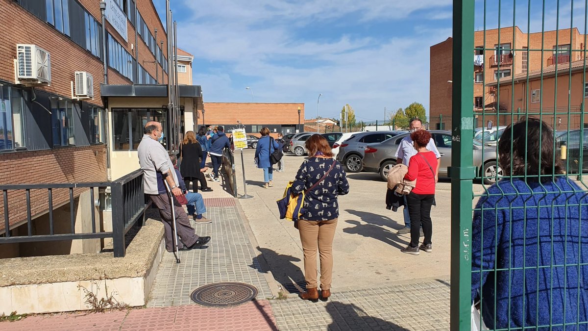 Personas haciendo cola ante la puerta del ambulatorio norte de Aranda. L. V.