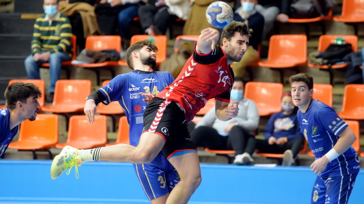 Huix rompe la defensa rival. TOMÁS ALONSO