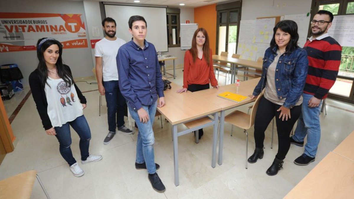 Susana Corral, en el centro, con varios de los participantes de la lanzadera universitaria.-ISRAEL L. MURILLO