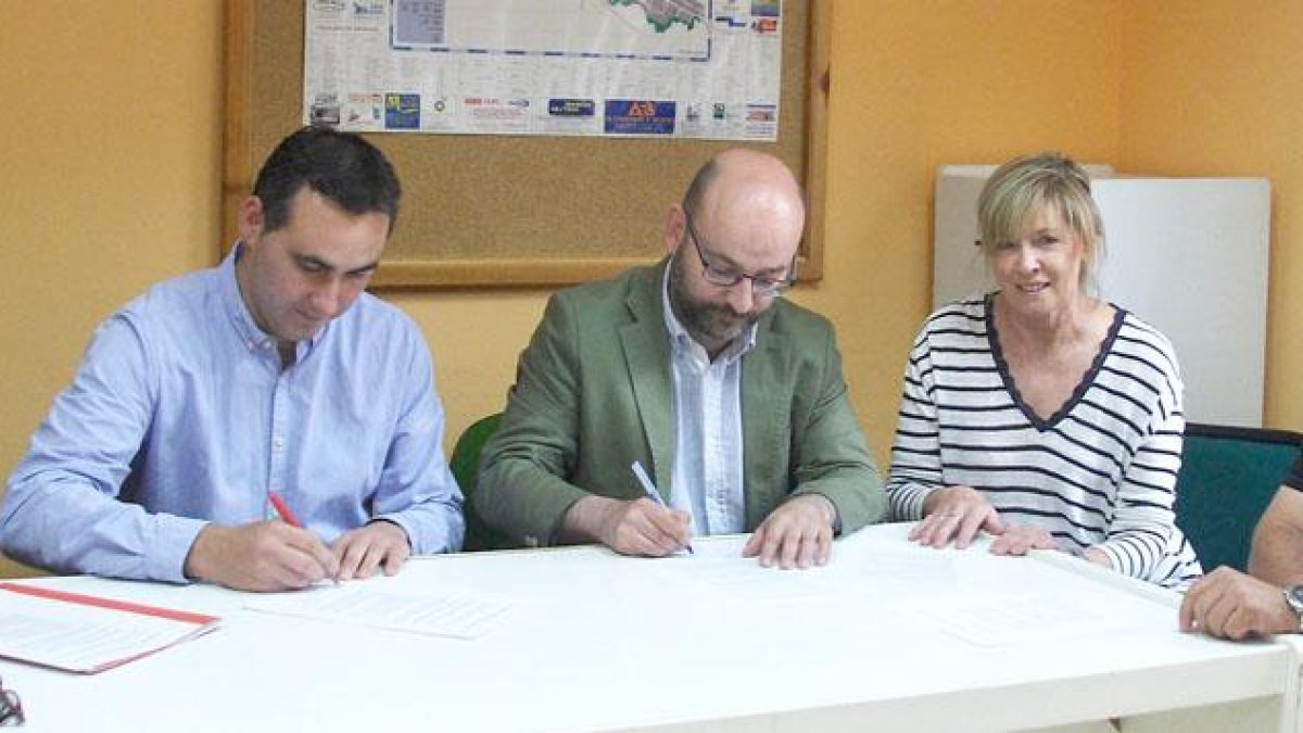 Morales y Peña, en el momento de firmar el acuerdo de gobierno bipartitos.-G.G.