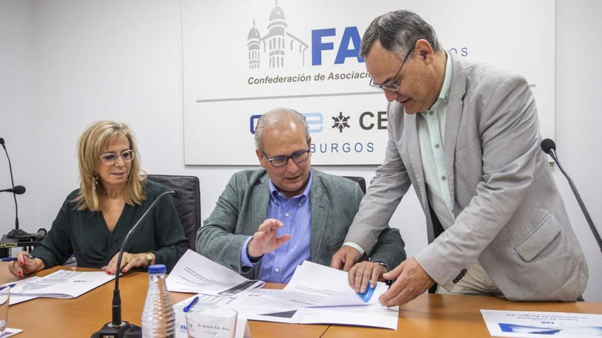 Emiliana Molero, Ignacio San Millán e Íñigo Llarena, durante la presentación ayer de los datos del índice.-SANTI OTERO
