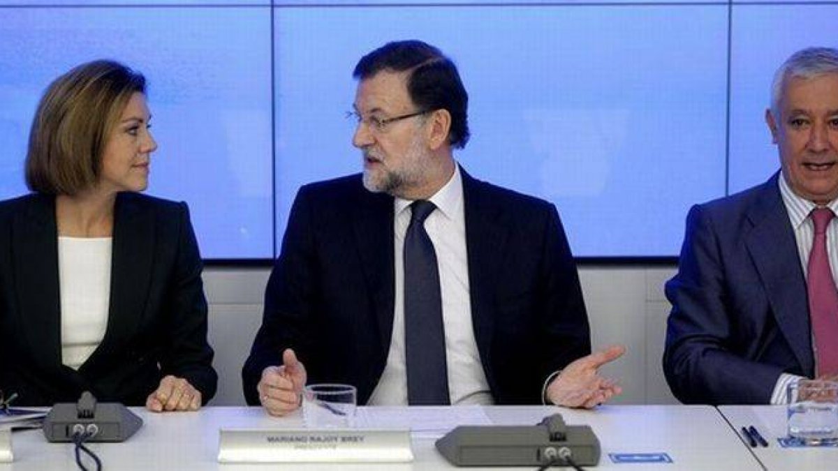 Mariano Rajoy, flanqueado por María Dolores de Cospedal y Javier Arenas, en la reunión del comité ejecutivo nacional del PP.-Foto: JOSÉ LUIS ROCA