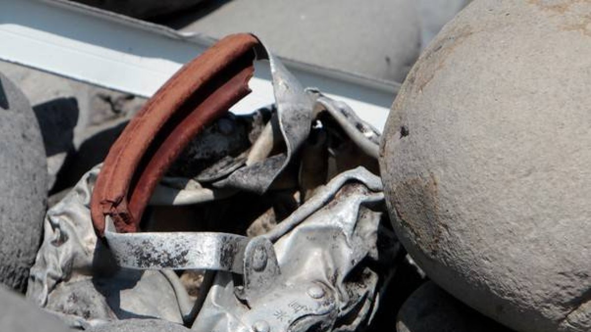 El nuevo fragmento hallado en La Reunión del avión del vuelo MH370 de Malaysia Airlines.-Foto: AFP / RICHARD BOUHET
