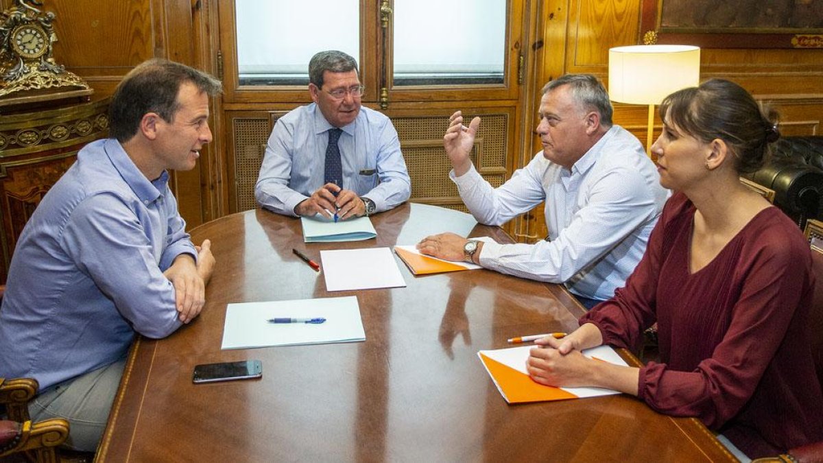 Un momento de la reunión de ayer (de i. a dch.), entre los populares Borja Suárez y César Rico, junto a Lorenzo Rodríguez y Laura Puente, ambos de Ciudadanos.-S. O.