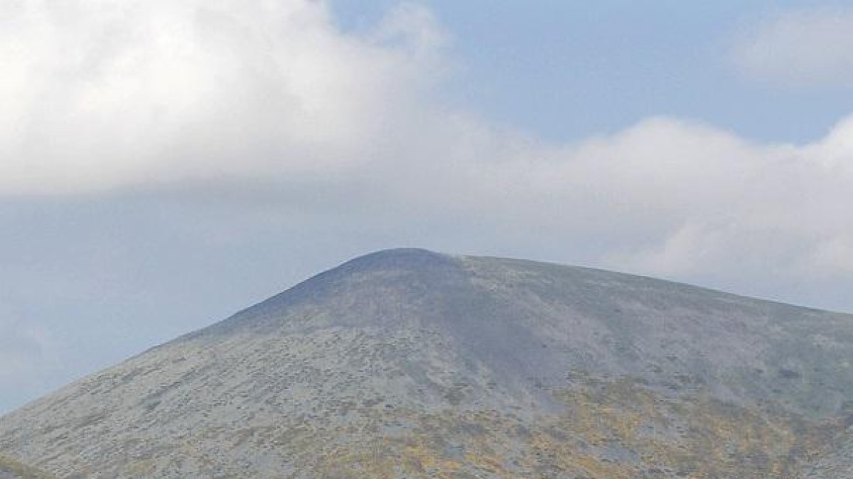 Un hito. El ‘aislamiento’ del Moncayo convierte su cumbre en un mirador espectacular desde el que ver en días despejados los Pirineos o Urbión con claridad.-VALENTÍN GUISANDE