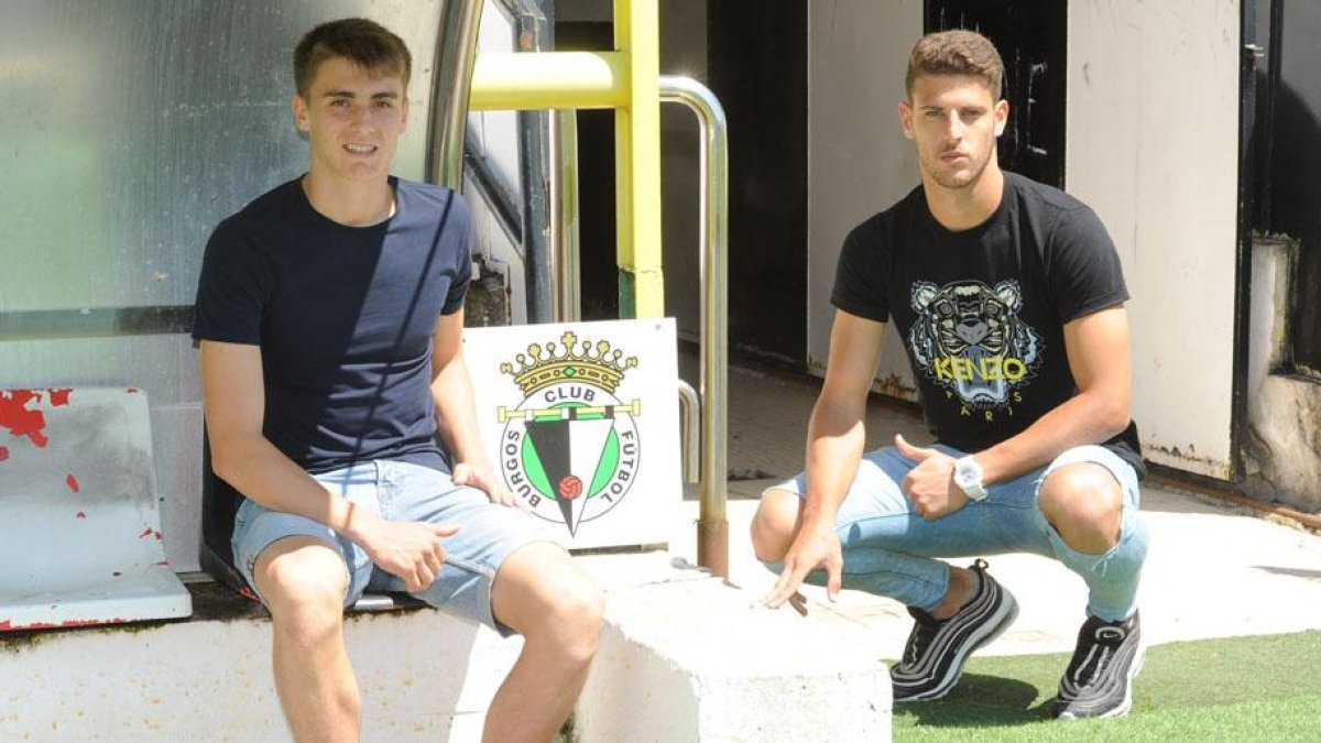 Antxon Jaso y Álex Machuca posan en uno de los banquillos de El Plantío.-ISRAEL L. MURILLO