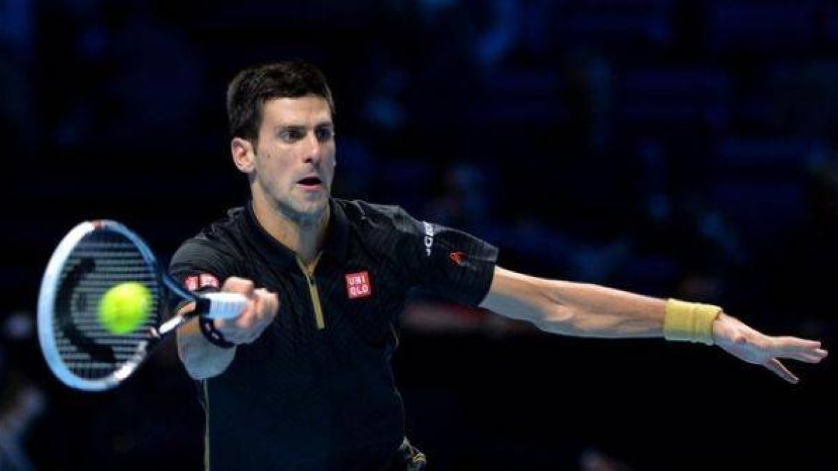 Djokovic devuelve una derecha a Berdych en el Masters del Londres.-Foto: AFP / GLYN KIRK