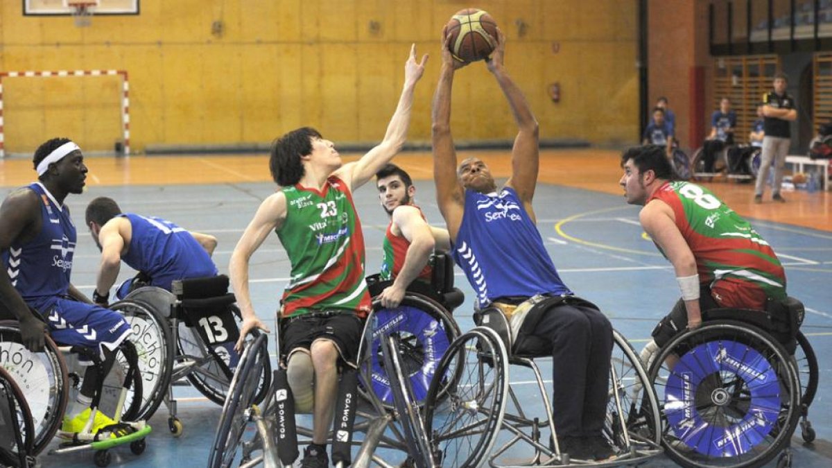 Lance del partido que enfrentó al Servigest con el Zuzenak B.-ISRAEL L. MURILLO