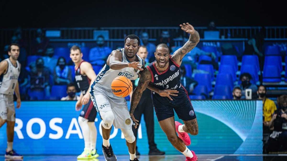 Sakho persigue un balón en la semifinal ante el Estraburgo. FIBA