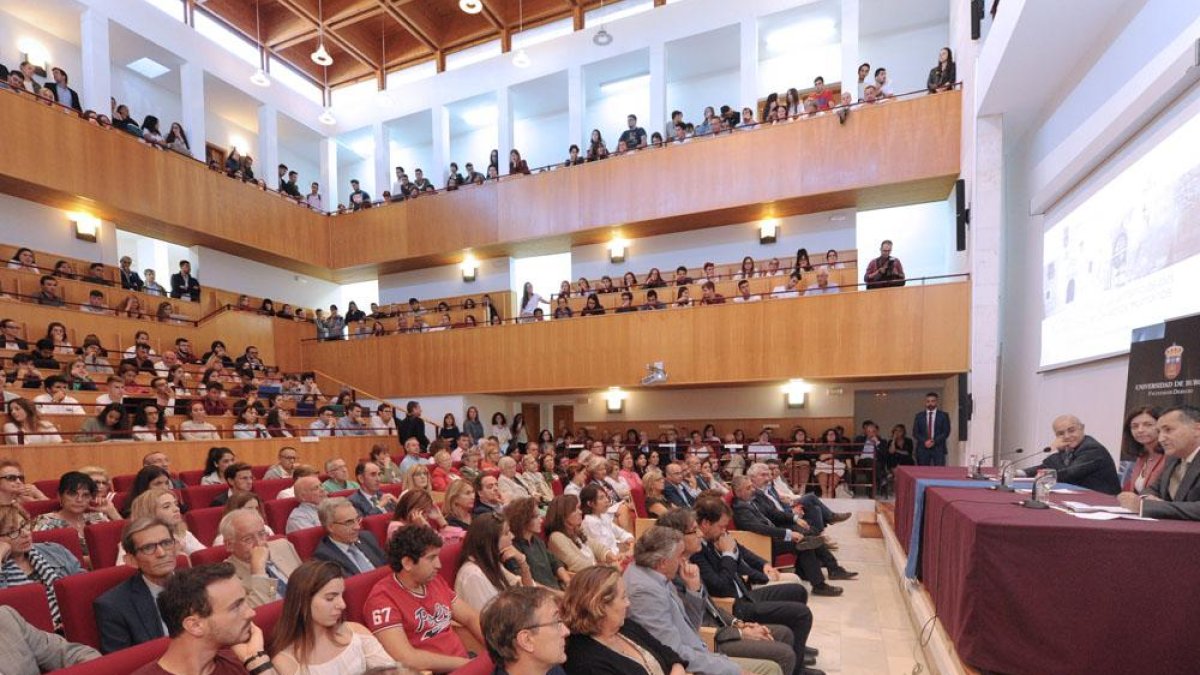 La charla del juez burgalés llenó el Aula Romeros de la UBU.-ISRAEL L. MURILLO