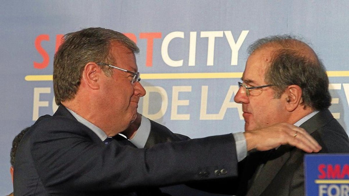 Afectuoso abrazo entre Antonio Silván y Juan Vicente Herrera, ayer en Madrid tras la presentación del presidente de la Junta al alcalde ayer.-ICAL