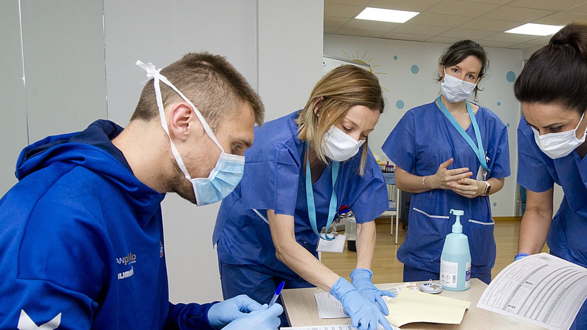 Javi Vega pasó el viernes las pruebas médicas./ Israel L. Murillo