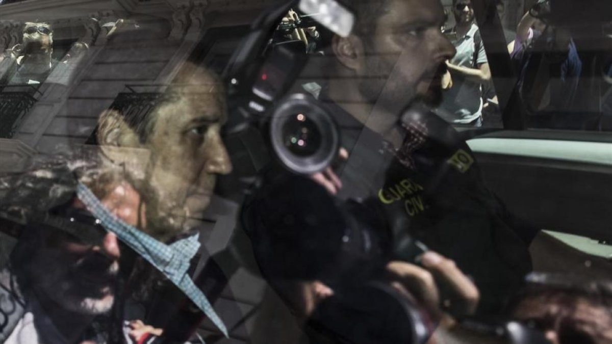 Zaplana, a la salida del registro-MIGUEL LORENZO