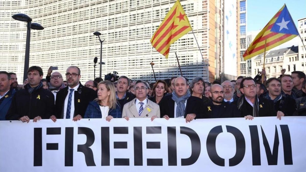 Alcaldes independentistas muestran, en Bruselas, su apoyo al Govern cesado.-PERIODICO (AFP / EMMANUEL DUNAND)
