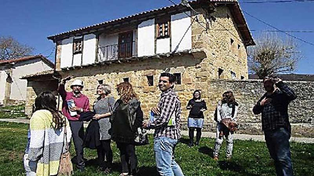 Los responsables del Ceder Merindades y los profesionales involucrados en el proyecto durante su presentación.-CEDER MERINDADES