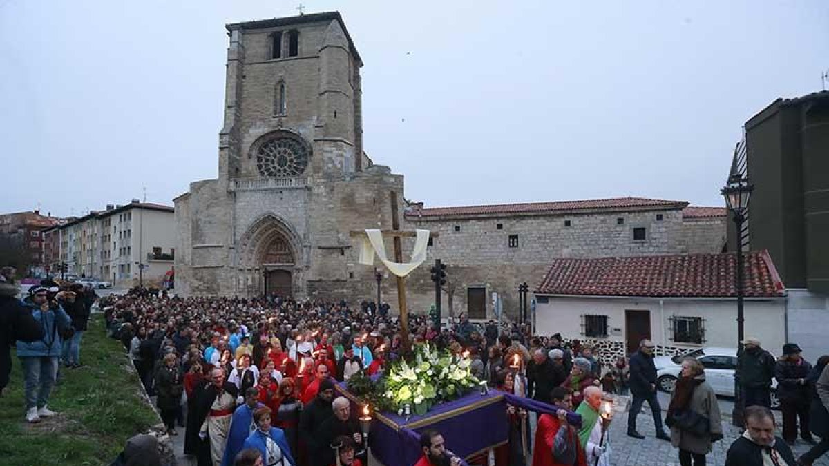 La comitiva partió de la iglesia de San Esteban a poco antes de que comenzase a anochecer.-RAÚL G. OCHOA