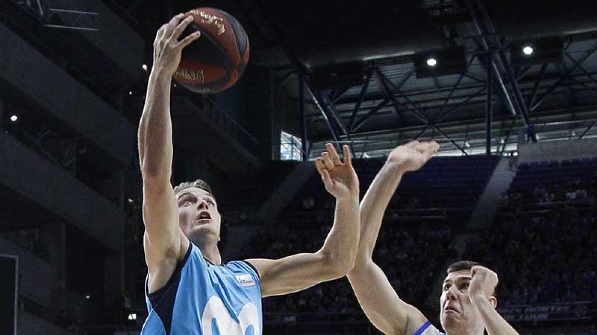 Hakanson realiza una bandeja ante Cancar en el choque de ida en Madrid-ACBPHOTO / E. CANDEL