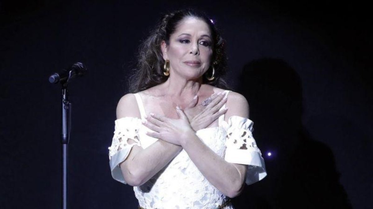 La cantante Isabel Pantoja, en el concierto ofrecido en noviembre del 2016 en el Teatro Real de Aranjuez, donde presentó su nuevo disco 'Hasta que se apague el sol'.-JUANJO MARTIN