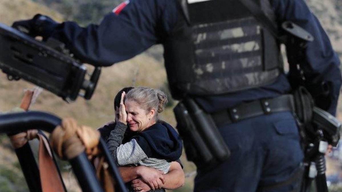 El sangriento ataque ha acaparado la atención en ambos lados de la frontera.-AP
