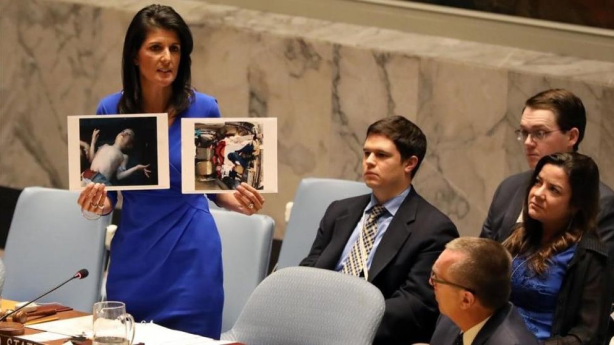 Nikki Haley sostiene unas fotografías de las víctimas del gas serín  en Siria.-SHANNON STAPLETON
